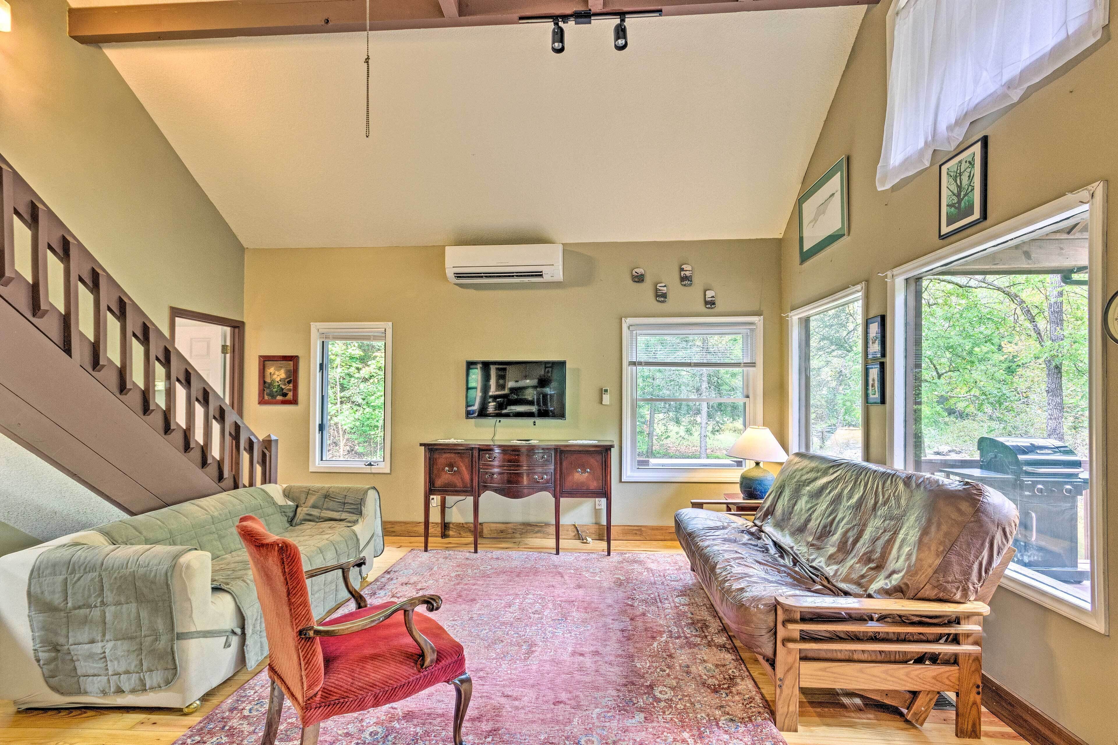 Creekside Weaverville Home - 16 Miles to Asheville