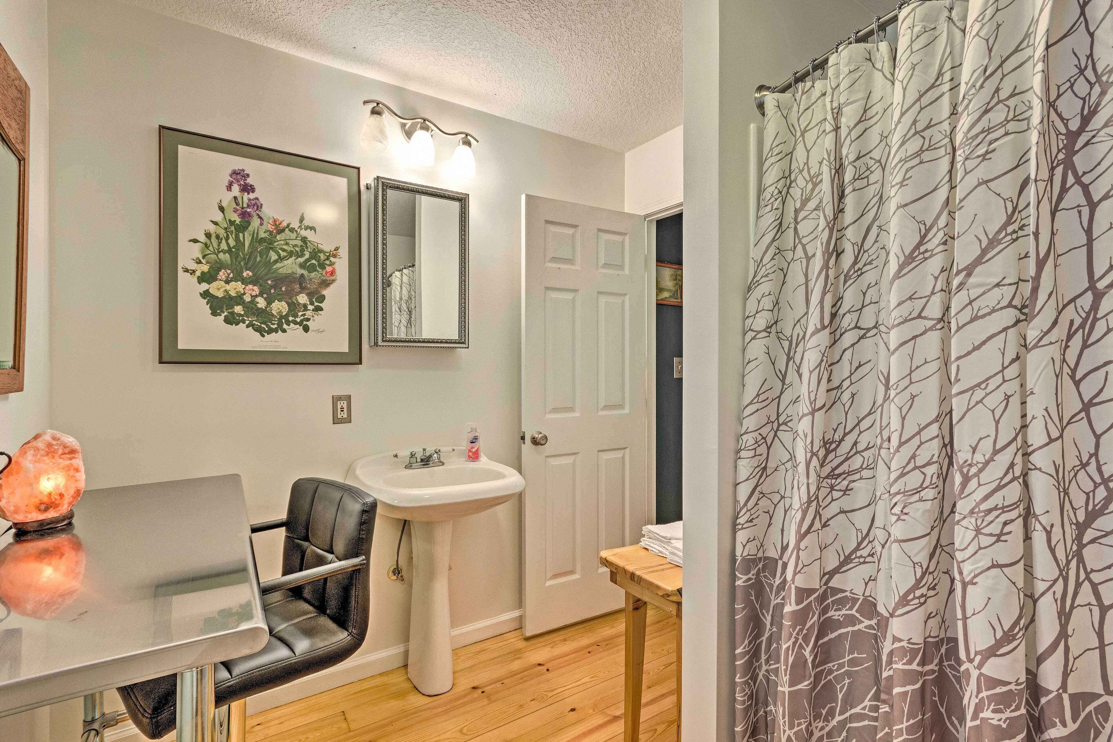 Creekside Weaverville Home - 16 Miles to Asheville