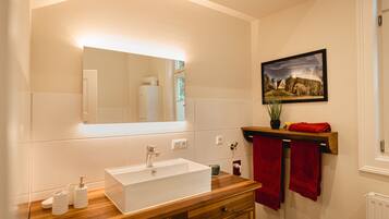 Haartrockner, Handtücher, Seife, Toilettenpapier