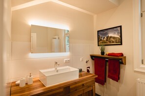 Haartrockner, Handtücher, Seife, Toilettenpapier