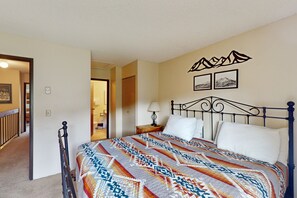 2 slaapkamers, een strijkplank/strijkijzer, internet, beddengoed