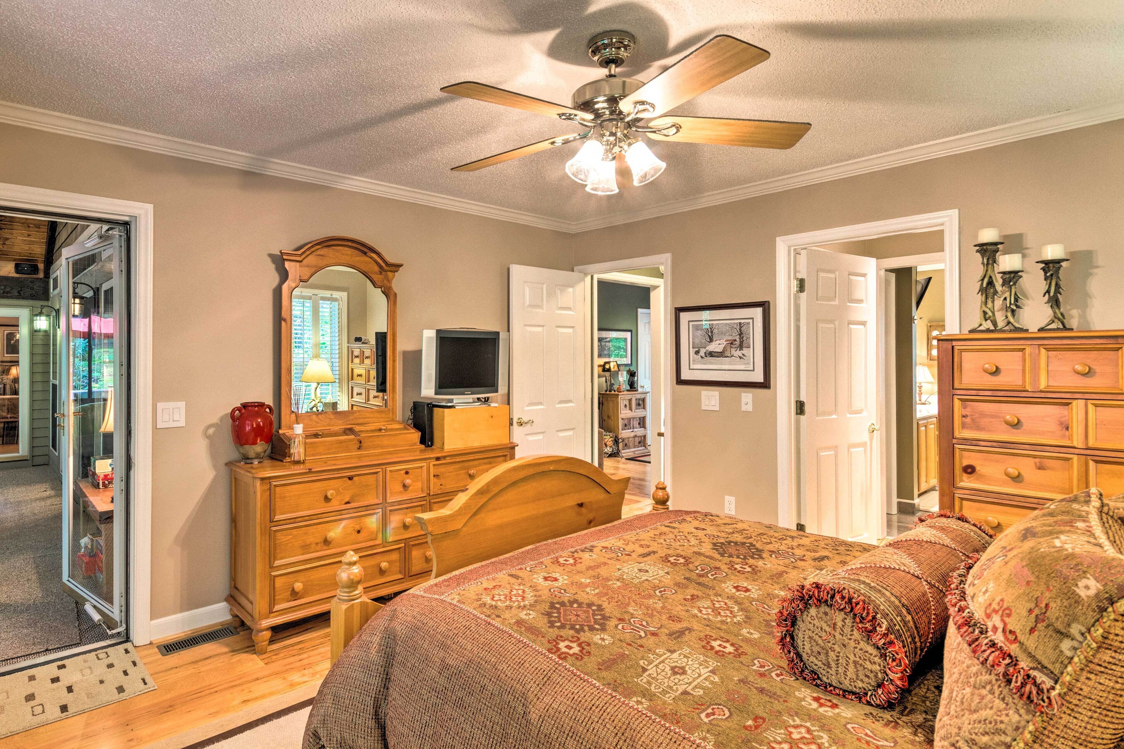 Stunning Beech Mountain Cabin w/ Porch + Hearth