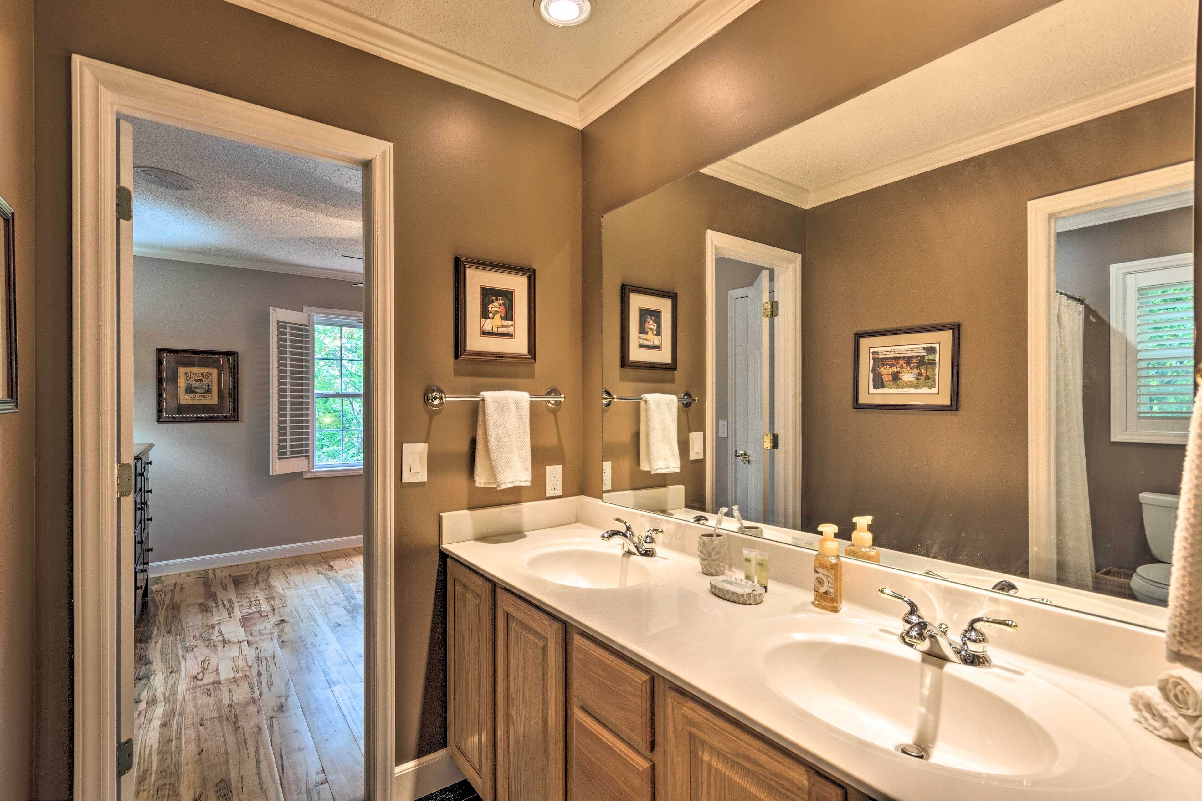 Stunning Beech Mountain Cabin w/ Porch + Hearth