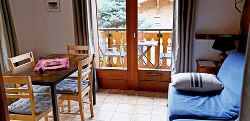 Appt 1 350m from the slopes (Portes du Soleil): chalet with private parking in Châtel