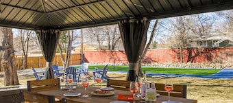 Full Size Pickleball Court - Hot Tub - Amazing Kitchen - By Lake - Book Now!