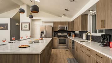 Een microgolfoven, een vaatwasser, een koffiezetapparaat/waterkoker