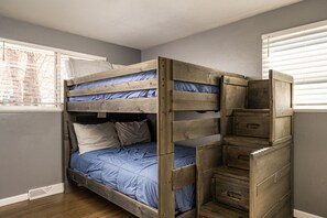 4 makuuhuonetta, Wi-Fi, vuodevaatteet