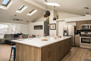 Mikroaaltouuni, astianpesukone, kahvin-/teenkeitin