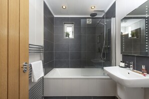 Badekar, hårtørrer, håndklæder