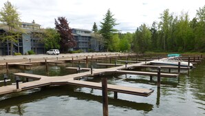 Un port de plaisance avec des quais en bois et un bateau.