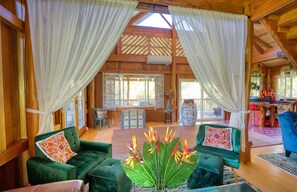 Smart-tv, een dvd-speler, een muziekbibliotheek en een filmbibliotheek