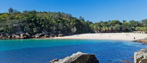 Una spiaggia nelle vicinanze