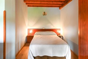 2 soverom, strykejern/-brett, reiseseng for barn og sengetøy