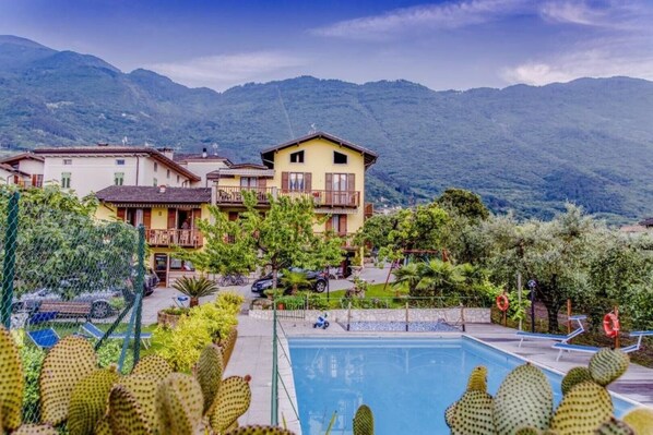 Outdoor pool - AGRITUR MICHELOTTI ~ 3-ROOM APARTMENT 4 ADULTS 2 CHILDREN 2 (Bolognano-vignole)