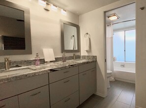 Combined shower/tub, hair dryer, towels