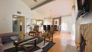 Télévision, cheminée, services de streaming