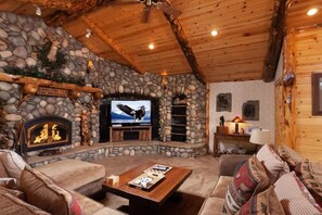 Televisión, chimenea y oficina