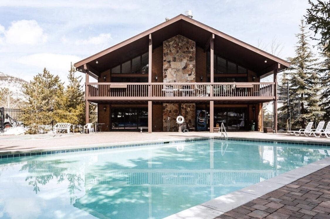 Utomhuspool och uppvärmd pool