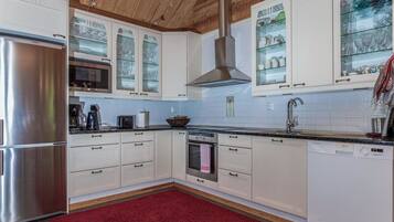 Refrigerador, microondas, lavavajillas, utensilios de cocina