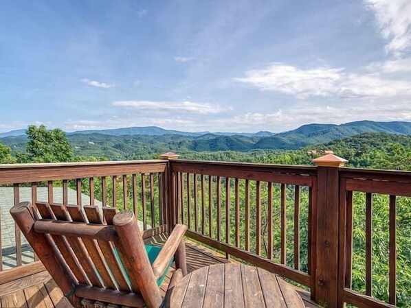Property grounds - MTN VIEWS! True Mtn Wood Cabin-Pool Tble-6x parking-main level master-wifi (Sevierville)