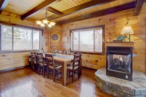 Dining - MTN VIEWS! True Mtn Wood Cabin-Pool Tble-6x parking-main level master-wifi (Sevierville)