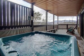 Outdoor spa tub - MTN VIEWS! True Mtn Wood Cabin-Pool Tble-6x parking-main level master-wifi (Sevierville)
