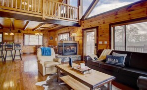Smart TV, chimenea y futbolito