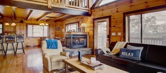 MTN VIEWS! True Mtn Wood Cabin-Pool Tble-6x parking-main level master-wifi