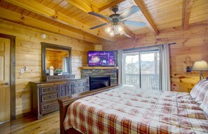 3 bedrooms, iron/ironing board, free WiFi, bed sheets - MTN VIEWS! True Mtn Wood Cabin-Pool Tble-6x parking-main level master-wifi (Sevierville)