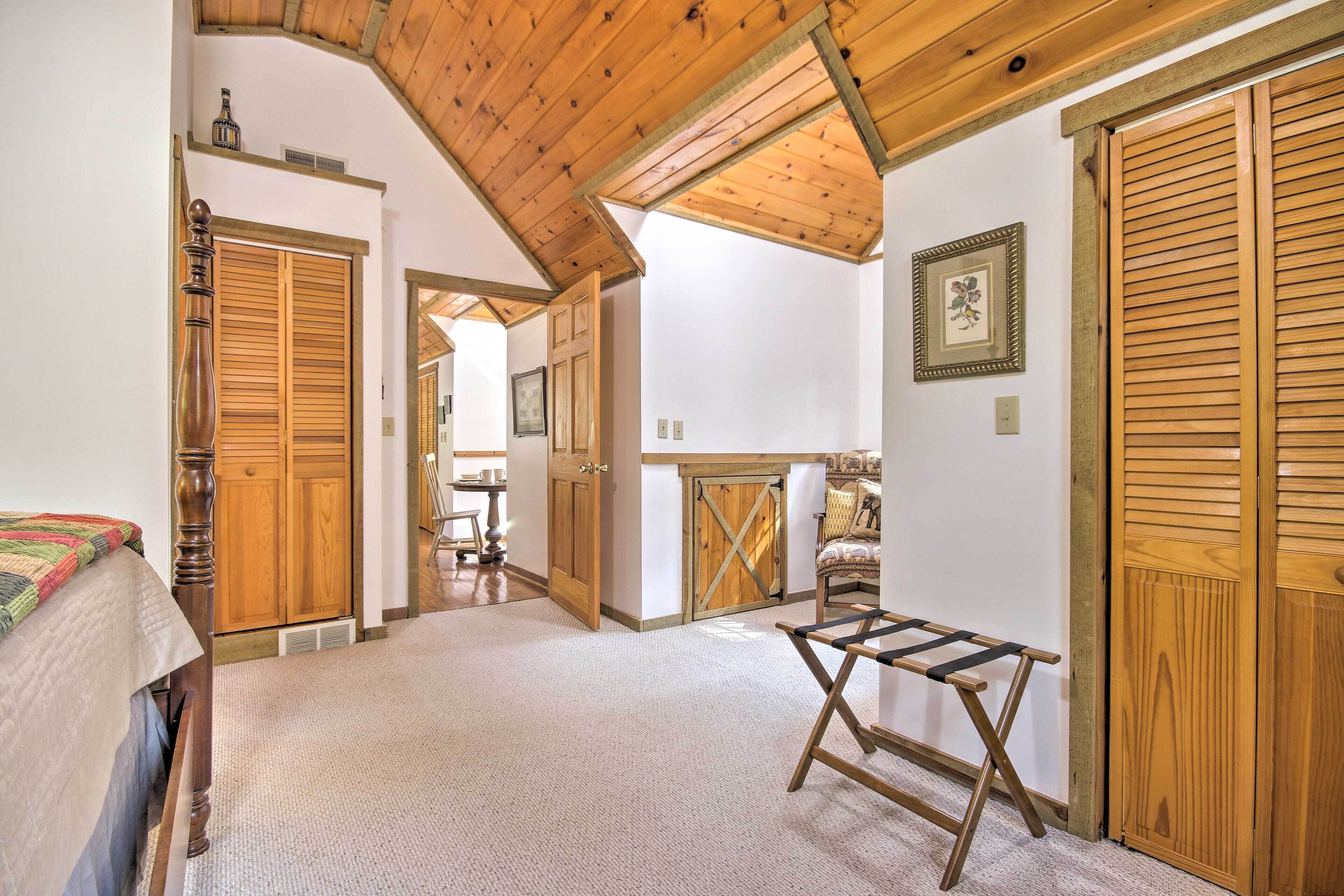 Couples Cabin - 5 Mi to DT Berkeley Springs!