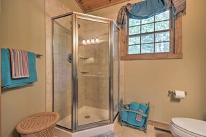 Free toiletries, hair dryer, towels - Couples Cabin - 5 Mi to DT Berkeley Springs! (Berkeley Springs)