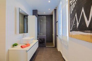 Regadera, toallas, papel de baño 