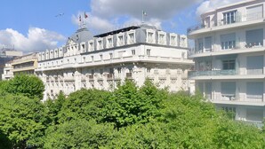 Um edifício histórico com arquitetura clássica, apresentando varandas e uma cúpula imponente.