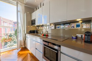 Réfrigérateur, micro-ondes, four, lave-vaisselle