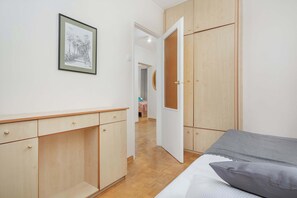 2 habitaciones, escritorio y tabla de planchar con plancha 