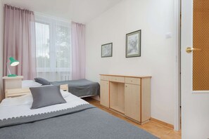 2 habitaciones, escritorio y tabla de planchar con plancha 