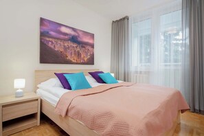 2 habitaciones, escritorio y tabla de planchar con plancha 