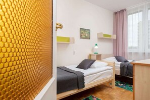 2 Schlafzimmer, Schreibtisch, Bügeleisen/Bügelbrett, Reisekinderbett