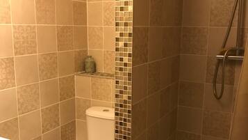 Een douche, handdoeken, zeep, shampoo