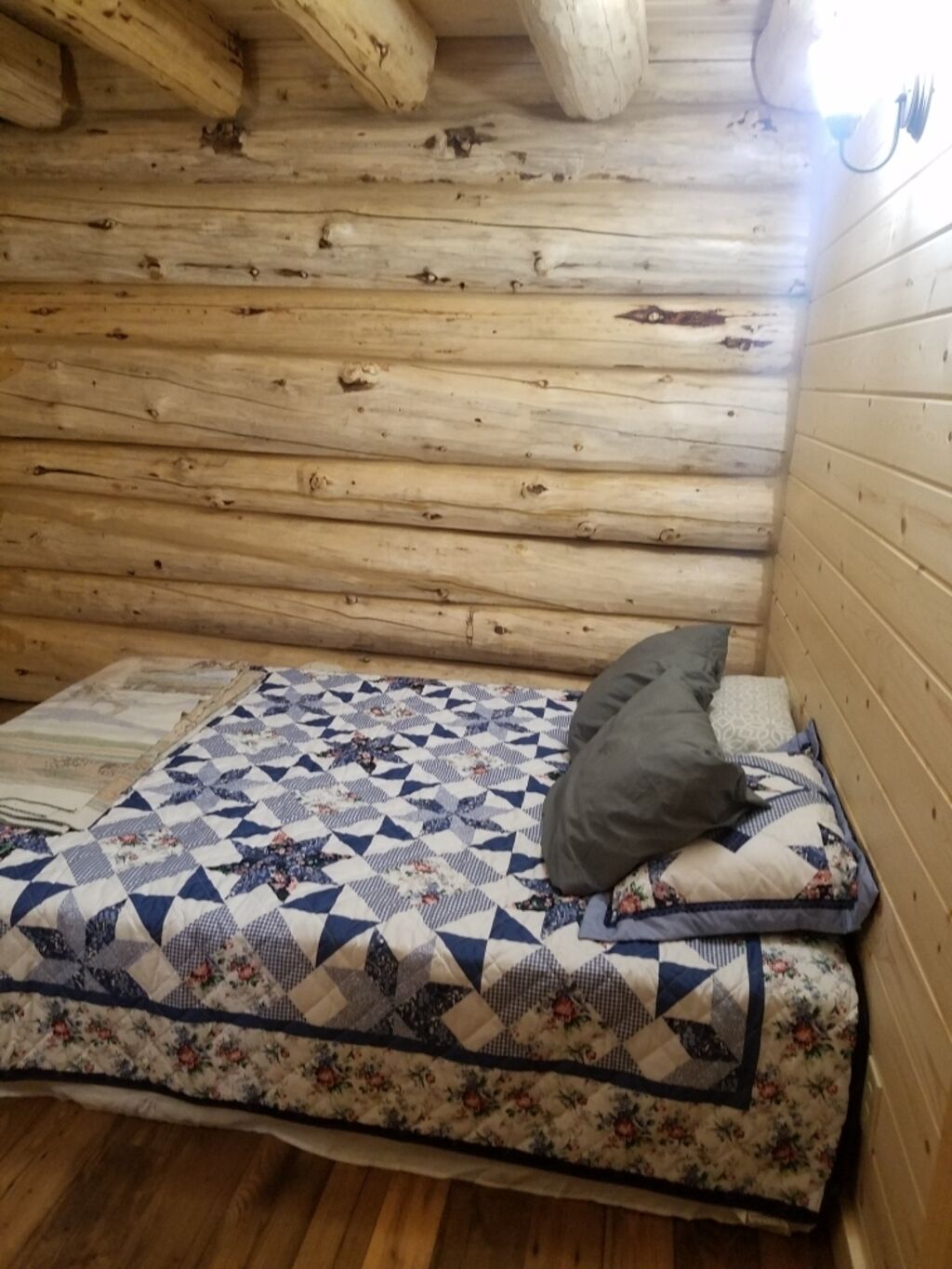 Spacious Amish built Log Cabin in the Woods