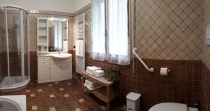 Tina con regadera, secadora de cabello, bidet, toallas 