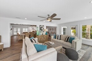 Smart TV, books - At Last: Ground-level, pool, hot tub, canalfront, dock (Anna Maria)