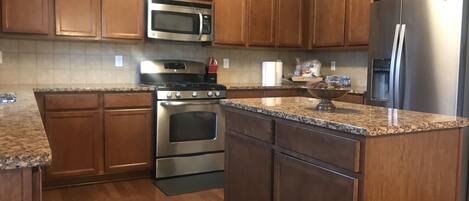 ثلاجة، ميكروويف، فرن، موقد طهي مسطح