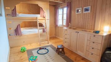 3 habitaciones, escritorio, tabla de planchar con plancha y wifi gratis