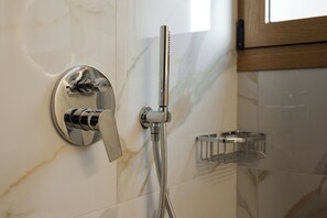 Badewanne, Haartrockner, Handtücher, Seife