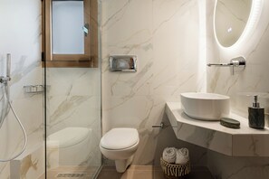 Vasca, asciugacapelli, asciugamani, sapone