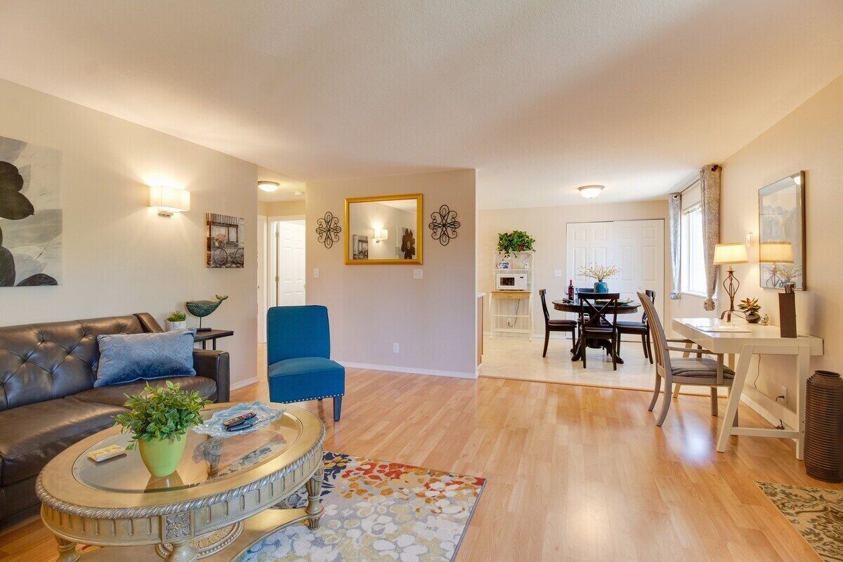 Kathy's Westside Knoll Apartment with Garage