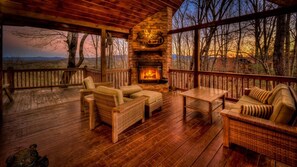 Property grounds - Black Dog of Blue Ridge- Pet Friendly | Fenced In Yard | Hot Tub | Outdoor Fireplace (Blue Ridge)
