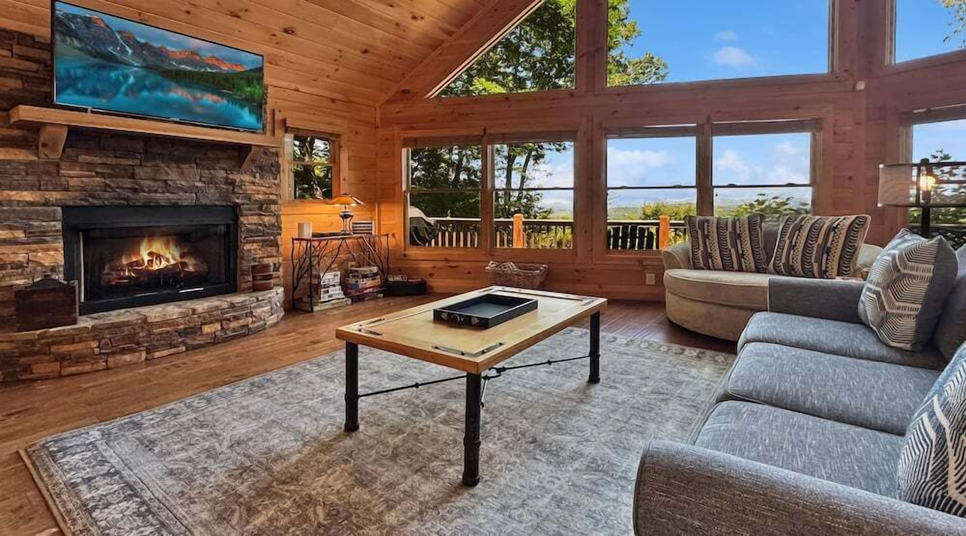 Black Dog of Blue Ridge- Pet Friendly | Fenced In Yard | Hot Tub