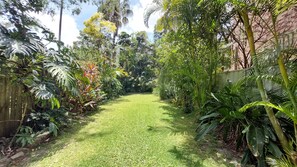 Property grounds - Parking, walk to beach, tropical backyard, duplex (Bondi Beach)